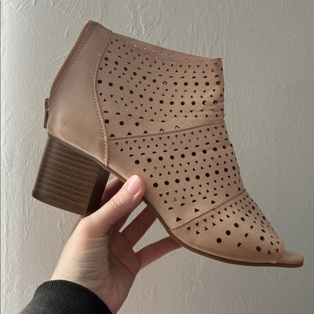 Rampage Reagan eyelet Tan/Cream Ankle Boots Size 10